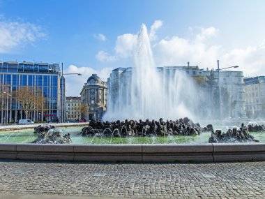 Vienna, Avusturya üzerine 25 Mart 2014. yüksek akış çeşme schwarzenbergplatz üzerinde