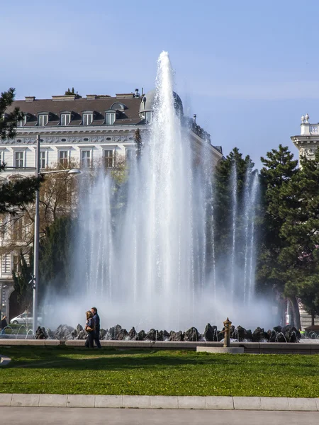 ウィーン、オーストリア、2014 年 3 月 25 日に。schwarzenbergplatz の高いストリーム噴水 — ストック写真