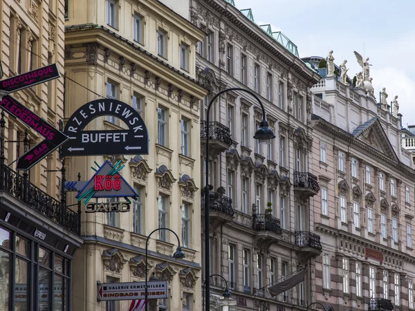 Wien, Østerrike. Typiske arkitektoniske detaljer om historiske bygninger – stockfoto