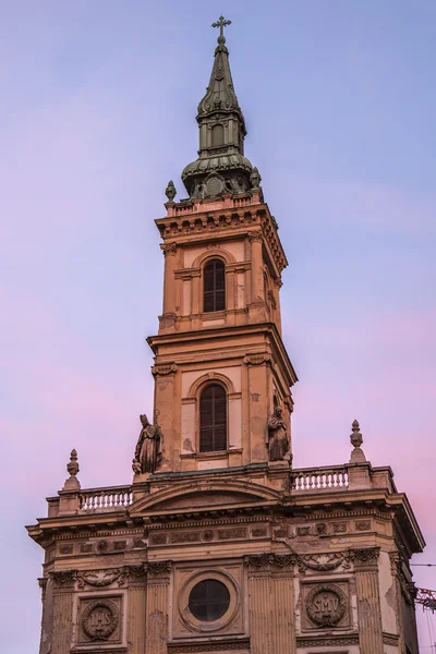 Budapeste, Hungria. Fragmentos arquitectónicos de edifícios históricos, iluminados pelo pôr do sol — Fotografia de Stock