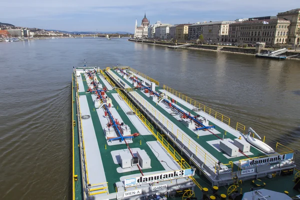 Будапешт, Венгрия, 20 марта 2014 года. Речной танкер на Дунае — стоковое фото