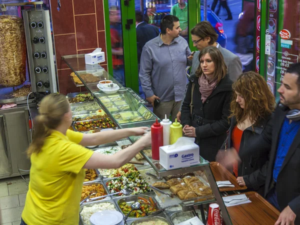 Budapešť, Maďarsko. Letecký pohled na čítač fast food restaurace — Stock fotografie