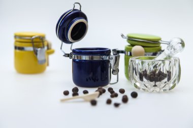 baharat için renkli seramik kaplar