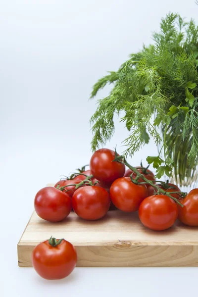 Frisches Gemüse für den Salat: Tomaten, Dill, Petersilie — Stockfoto