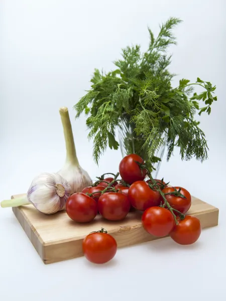 Čerstvá zelenina salát: rajčatový, kopr, petržel, česnek — Stock fotografie
