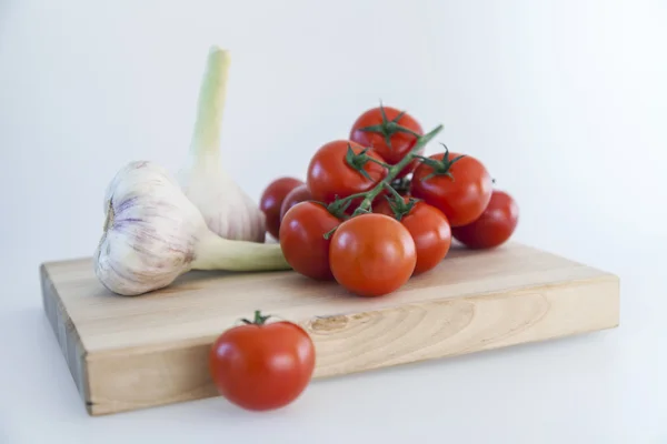 Свежие овощи для салата: помидор, укроп, петрушка, чеснок — стоковое фото