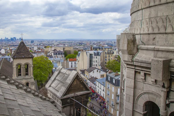 París, Francia. Vista de la ladera de Montmartre con Sacre Coeur — Foto de Stock