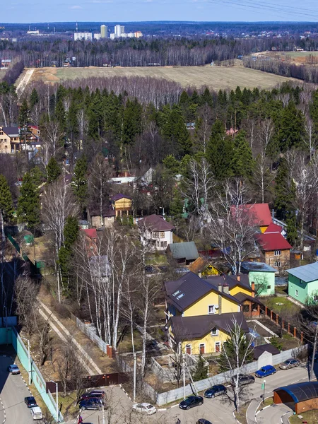 Pushkino, Moskauer Gebiet, Russland, 17. April 2014. Blick von oben auf die Stadt im zeitigen Frühling. — Stockfoto