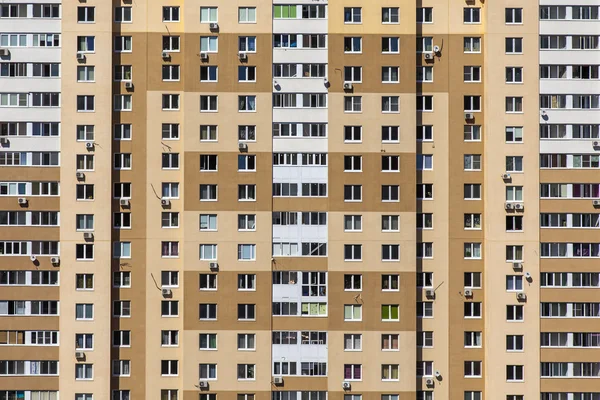 Egy új modell egy apartman ház falán — Stock Fotó