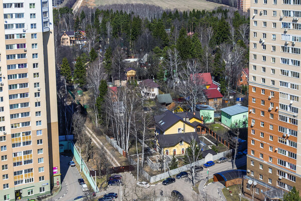 Пушкино, Московская область, Россия, 17 апреля 2014 г. Вид на город с вершины ранней весной
.