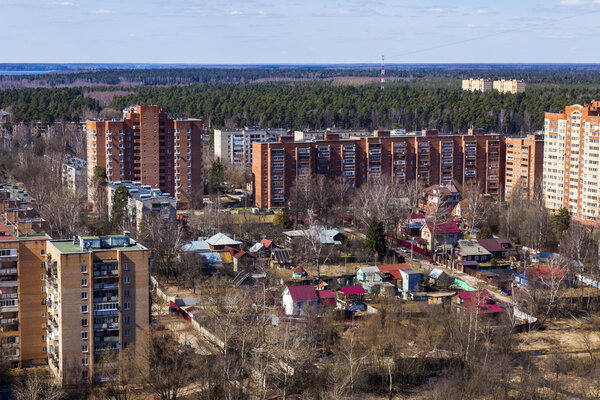 Пушкино, Московская область, Россия, 17 апреля 2014 г. Вид на город с вершины ранней весной
.
