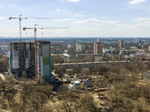 Poesjkino, Moskou regio, Rusland, 17 april 2014. uitzicht op de stad vanaf de top in het vroege voorjaar. — Stockfoto