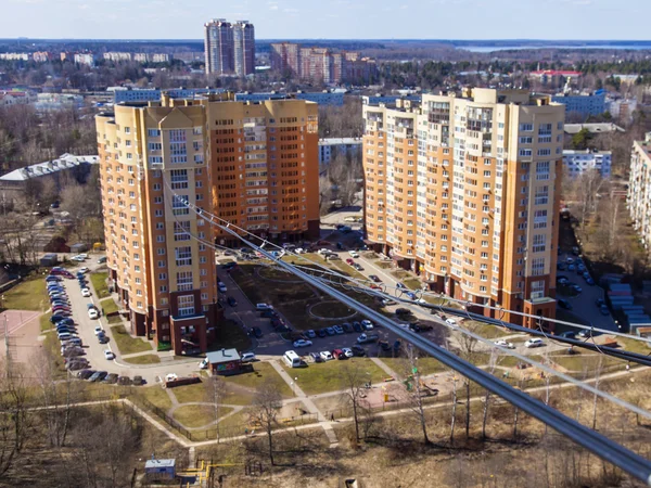 Poesjkin, Moskou regio, Rusland. glasvezelkabel om te verbinden met het internet residentieel gebouw en woonwijk in de achtergrond — Stockfoto