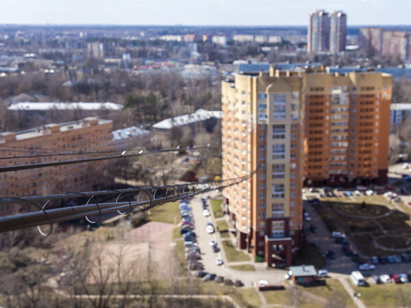 г. Пушкин, Московская область, Россия. Волоконно-оптический кабель для подключения к интернету жилого дома и жилого района на заднем плане
