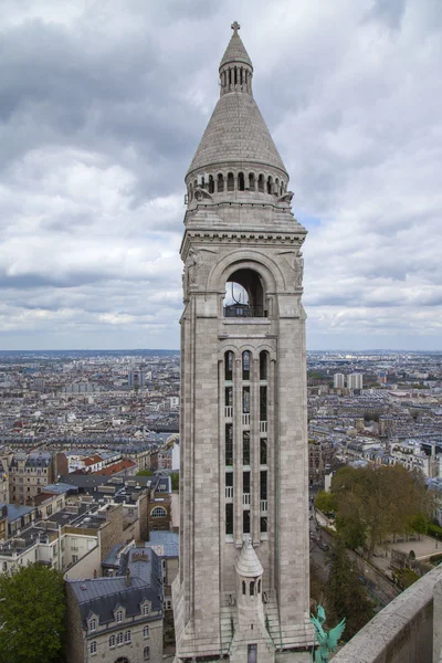 París, Francia, 29 de abril de 2013. Vista de la ciudad desde la plataforma de observación de la Basílica del Sacre Coeur en Montmartre — Foto de Stock