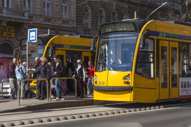 Budapeşte, Macaristan, 22 Mart 2014. tipik kentsel bakmak. üzerinde şehir tramvay durağı uzaklıktadır.