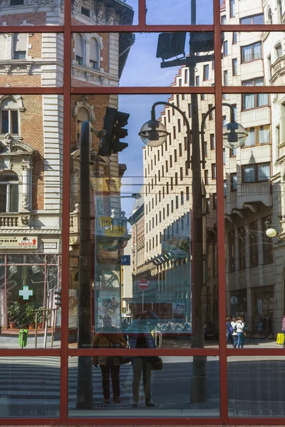Budapešť, Maďarsko, 22 březen 2014. odráží se v velká okna — Stock fotografie