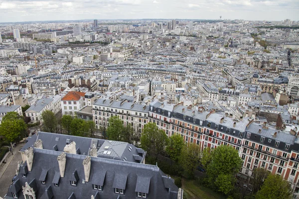 Paris, França. Vista da cidade a partir da plataforma de observação da Basílica do Sagrado Coeur em Montmartre — Fotografia de Stock