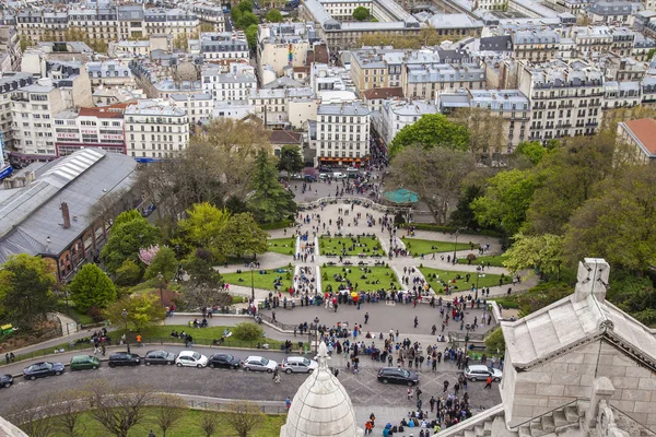 Paris, France, April 29, 2013 . Tourists at Sacre- Coeur in Montmartre — Stock Photo, Image