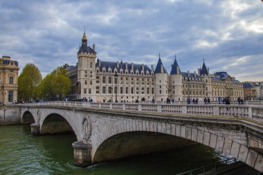 Paris, Fransa. Seine Nehri, kale koserzheri (la conciergerie) görünümünü Waterfront ve Napolyon Köprüsü.