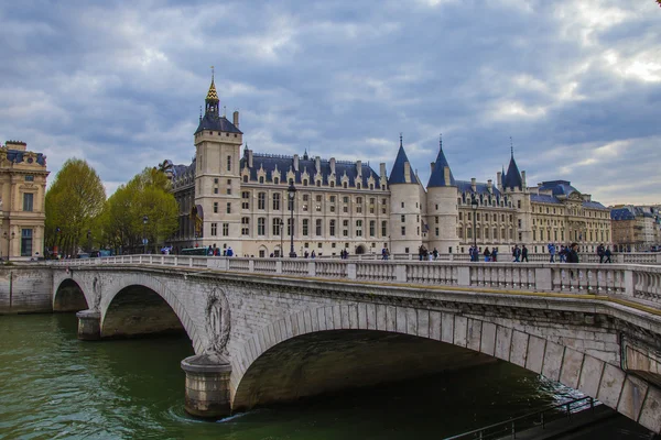 Parigi, Francia. Senna, veduta del castello Koserzheri (La Conciergerie) sul lungomare e sul ponte di Napoleone . — Foto Stock