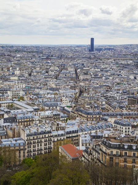 巴黎，法国。从观景台在蒙马特的圣心大教堂的城市风景 — 图库照片