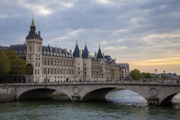 Parigi, Francia. Senna, veduta del castello Koserzheri (La Conciergerie) sul lungomare e sul ponte di Napoleone . — Foto Stock