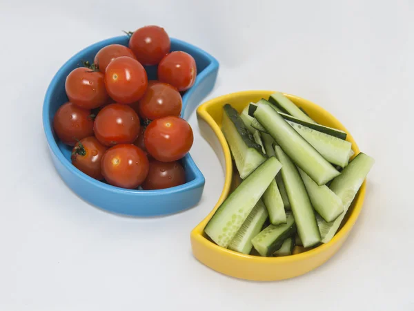 Verduras frescas para ensalada: tomates cherry y pepinos — Foto de Stock