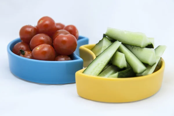 Verduras frescas para ensalada: tomates cherry y pepinos — Foto de Stock