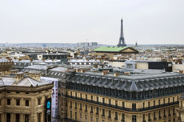 Παρίσι, Γαλλία. θέα της πόλης από το κατάστημα του παρατήρηση πλατφόρμα πολλές αλυσίδες κειμένου — Φωτογραφία Αρχείου