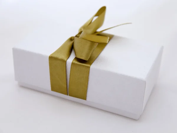 Caixa de presente com fita de seda e arco — Fotografia de Stock