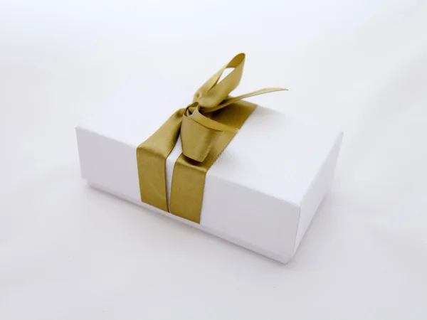 Dárková krabička s hedvábnou stužkou a luk — Stock fotografie