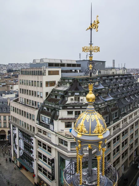 París, Francia. Vista de la ciudad desde la plataforma de observación tienda de varios pisos — Foto de Stock