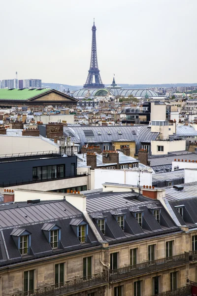 Paris, Frankreich. Blick auf die Stadt von der Aussichtsplattform mehrstöckiges Geschäft — Stockfoto
