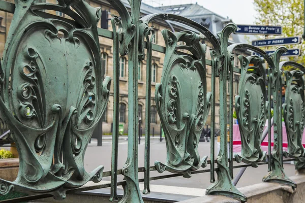 París, Francia, 1 de mayo de 2014. Fragmento de esgrima decorativa entrada del metro, diseñado en estilo Art Deco — Foto de Stock