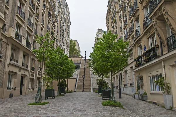 Parigi, Francia. Strada pittoresca sulla collina di Montmartre — Foto Stock