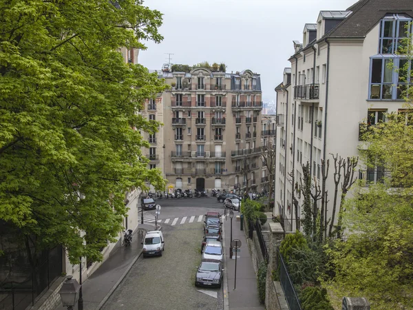 Paris, França. Rua pitoresca na colina Montmartre — Fotografia de Stock