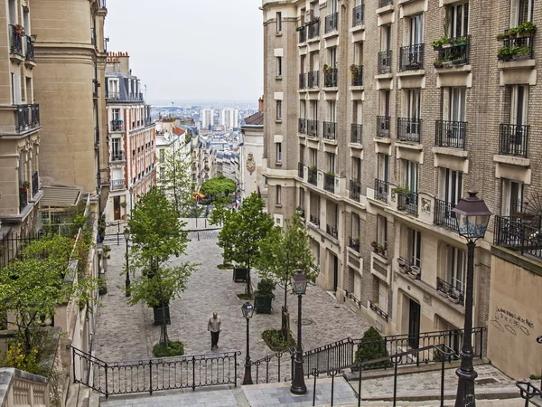 Paris, France. Rue pittoresque sur la colline de Montmartre — Photo