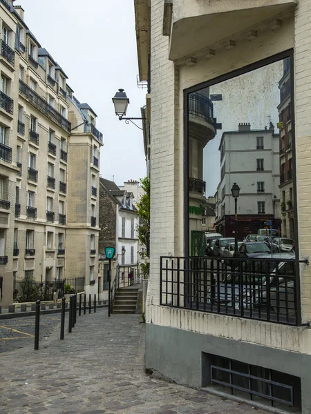 Parigi, Francia. Strada pittoresca sulla collina di Montmartre — Foto Stock