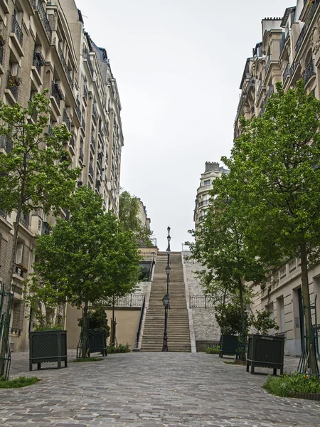 Paris, Frankreich. malerische Straße auf dem Montmartre-Hügel — Stockfoto