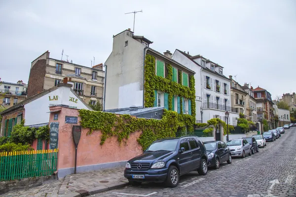 Paris, França. Rua pitoresca na colina Montmartre — Fotografia de Stock