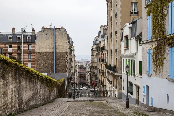 パリ, フランス.モンマルトルの丘の美しい通り — ストック写真