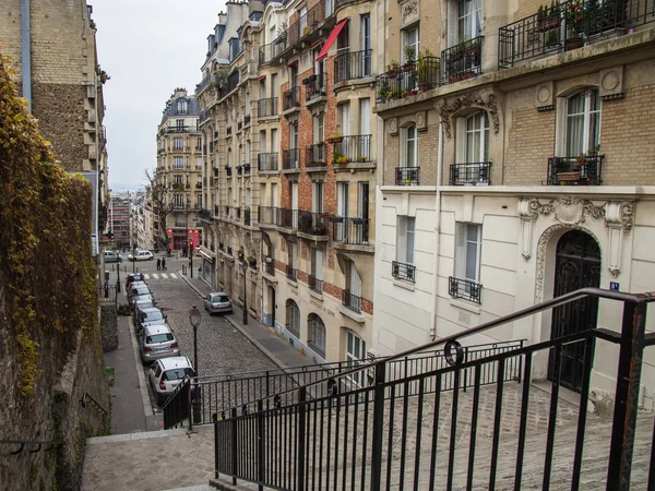 Paris, France. Rue pittoresque sur la colline de Montmartre — Photo