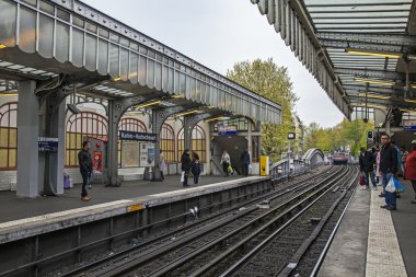 Paris, Fransa, 1 Mayıs 2013. Paris Metro İstasyonu platformunda bir tren bekliyorsun yolcu