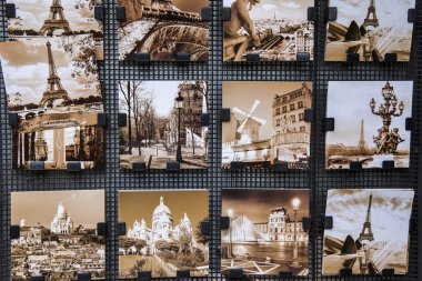Paris, Fransa, 1 Mayıs 2013. Hediyelik eşya turizm alanında kartpostal ile vitrin