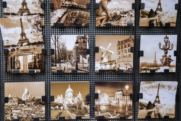 Париж, Франция, 1 мая 2013 года. Показ сувенирных открыток в туристической зоне — стоковое фото