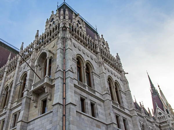 Budapest, Ungheria. Dettaglio architettonico della costruzione del Parlamento ungherese — Foto Stock