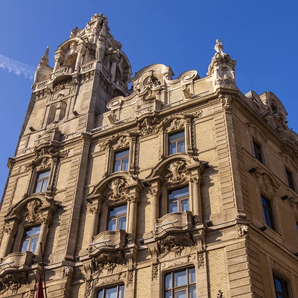 Budapeste, Hungria. Detalhes arquitetônicos típicos de casas na cidade histórica — Fotografia de Stock