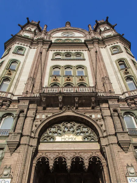 Budapeşte, Macaristan. şehrin tarihi evlerin tipik mimari detaylar — Stok fotoğraf
