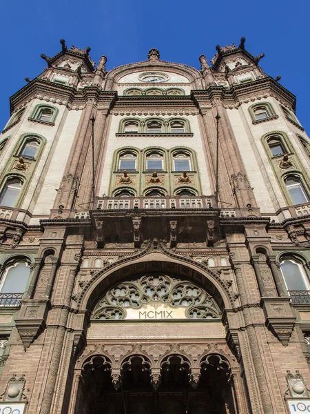 Budapest, Hungary. Typical architectural details of houses in the historic city — Stock Photo, Image